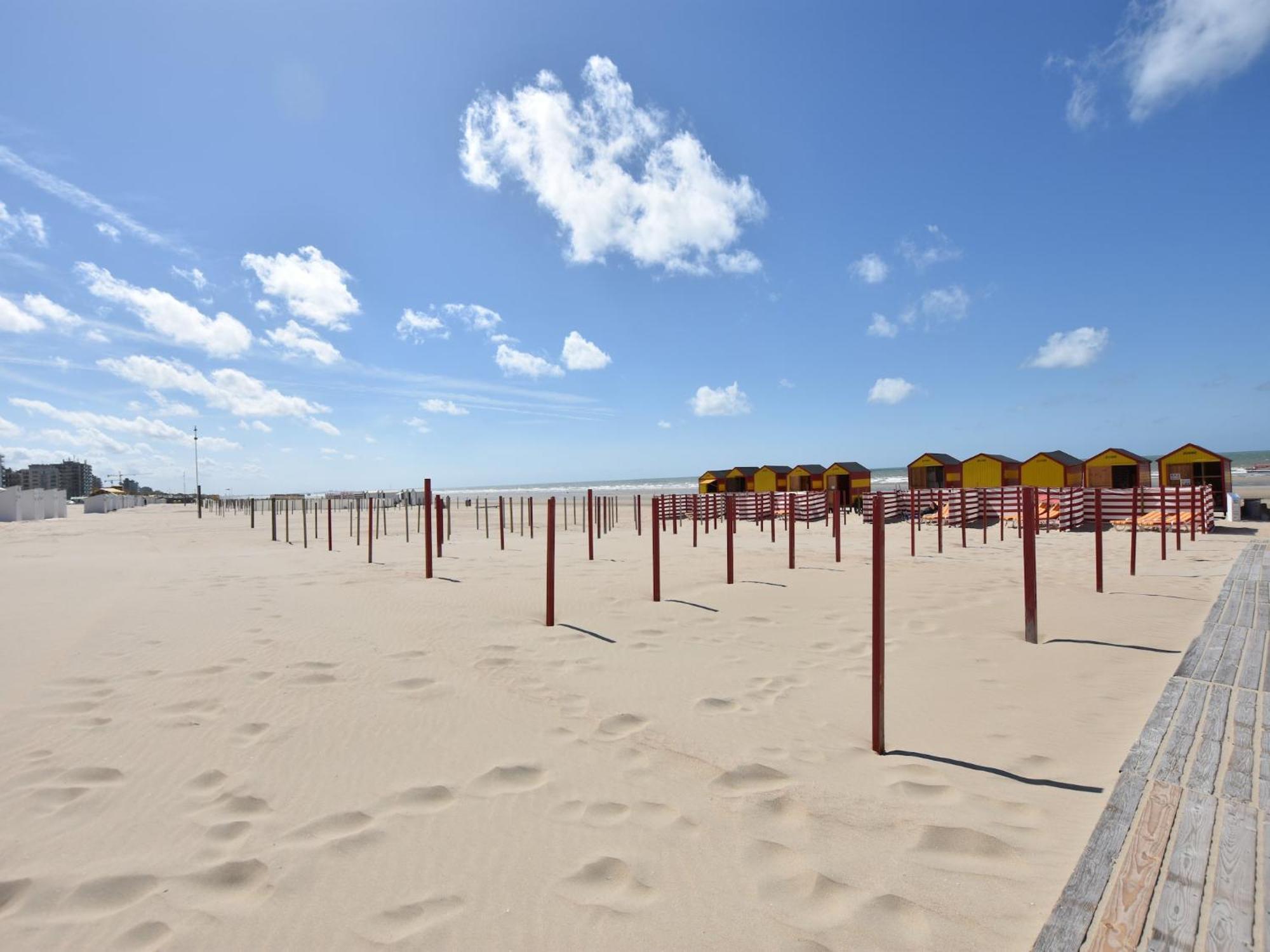 Former Hotel In The Centre And At 50 Metres From The Beach In Panne La Panne Extérieur photo